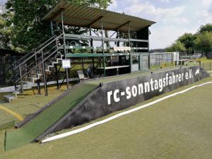 Boxengassenausfahrt mit Fahrerstand